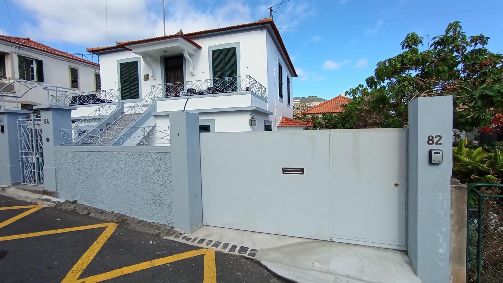 Bus Stop House 82 Funchal  Eksteriør billede